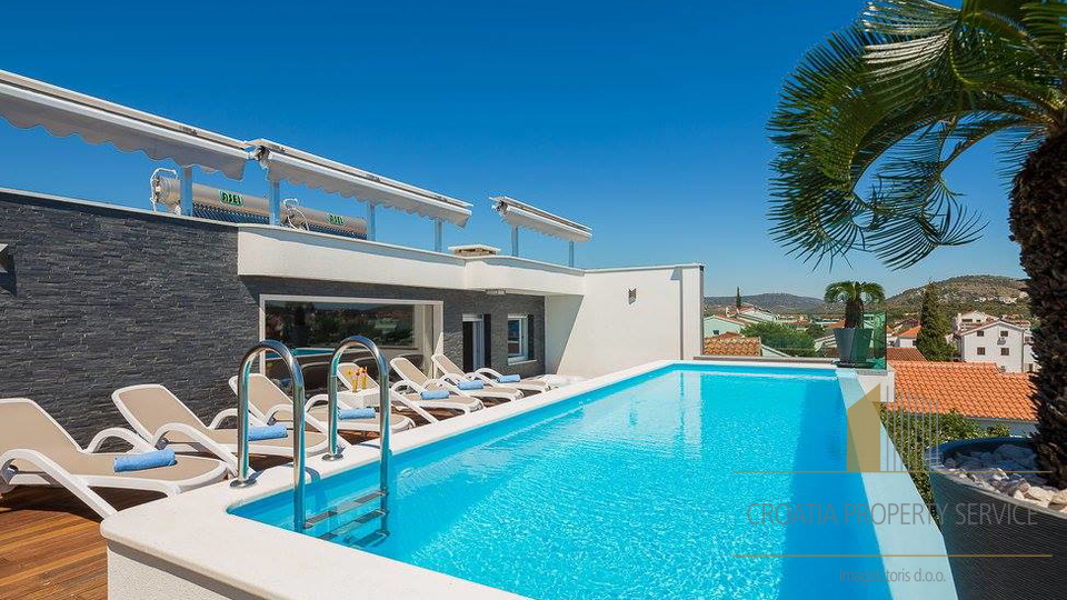 Роскошная вилла с фантастическим бассейном и открытым видом на море