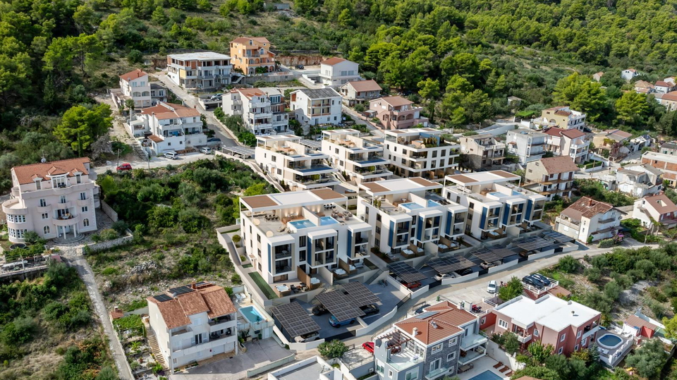 Penthouse with a rooftop terrace and sea view in an exclusive apartment complex on &Ccaron;iovo&excl;