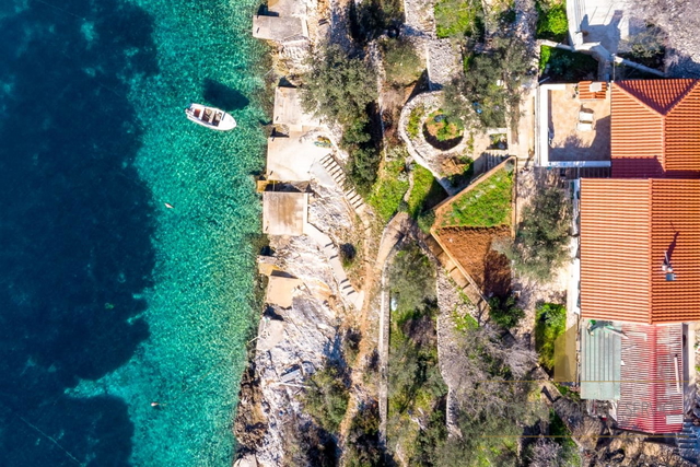 First row to the sea – beautiful renovated house with terrace and pier, Korčula!