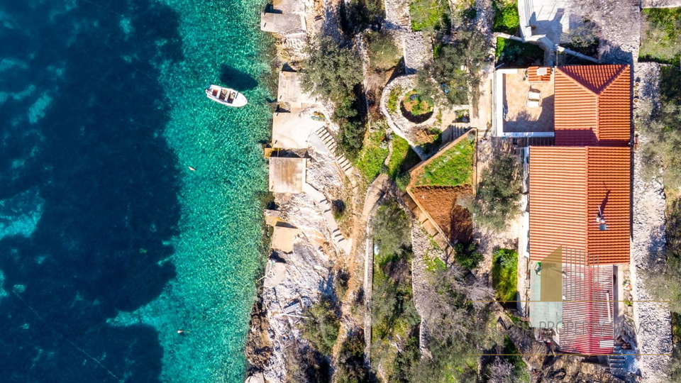 First row to the sea – beautiful renovated house with terrace and pier, Korčula!