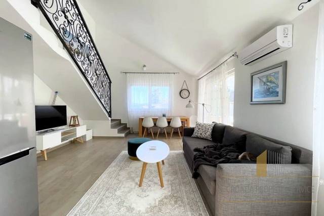 Beautiful three-room duplex apartment with a sea view – Šolta, Stomorska!