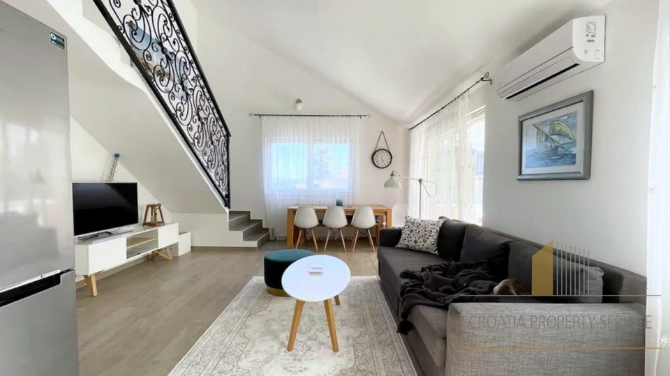 Beautiful three-room duplex apartment with a sea view – Šolta, Stomorska!