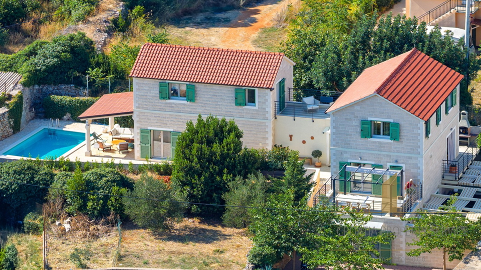 Hvar, Vrboska - nova vila s terasami, bazenom in parkirnim mestom 70 m od morja!