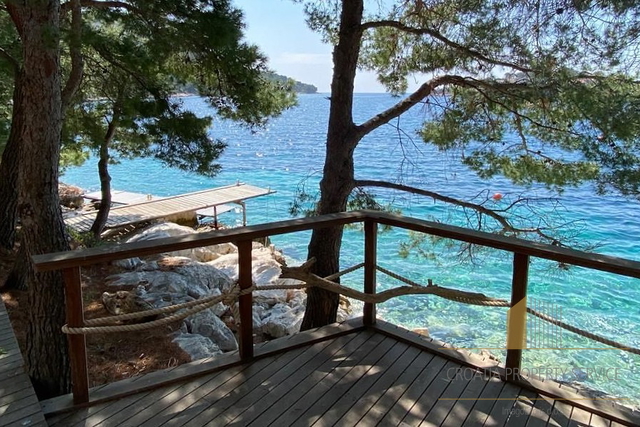Lastovo - luksuzna vila uz more s bazenom, garažom, terasama i pontonom za brod!