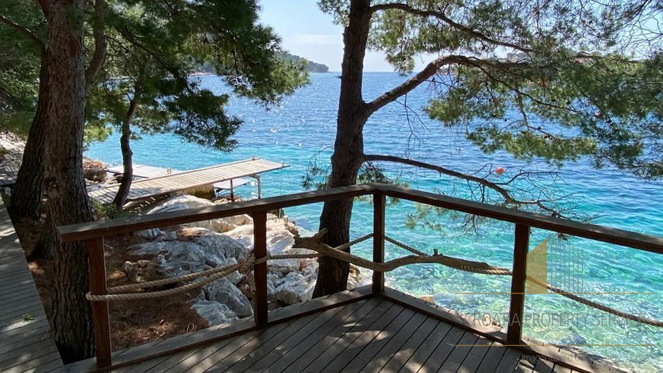 Lastovo - luksuzna vila uz more s bazenom, garažom, terasama i pontonom za brod!