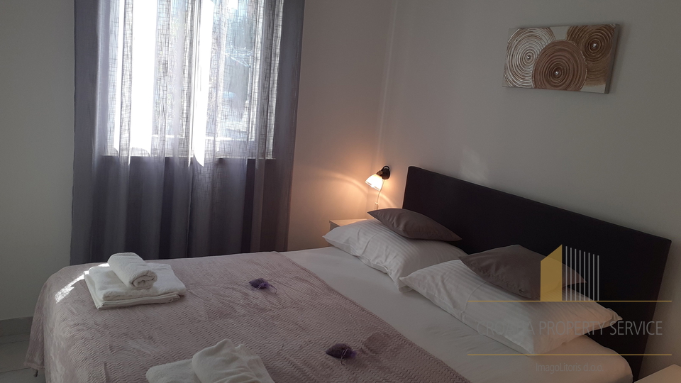 Spacious three-bedroom apartment just 40 meters from the beach – Rogoznica!