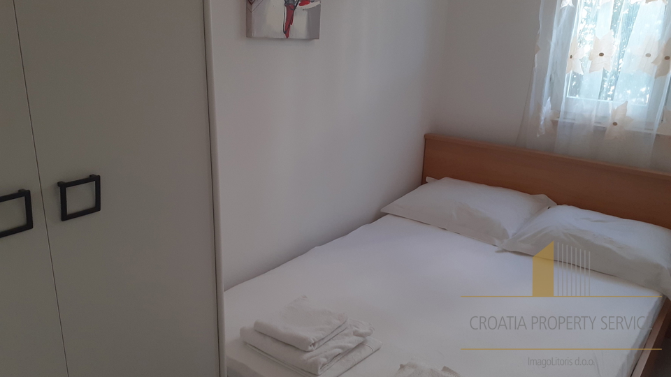 Spacious three-bedroom apartment just 40 meters from the beach – Rogoznica!