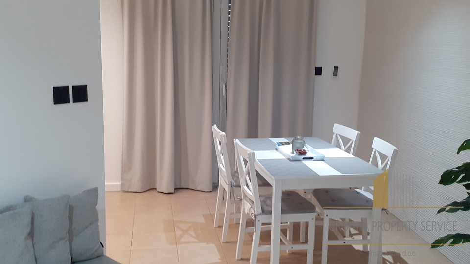 Spacious three-bedroom apartment just 40 meters from the beach – Rogoznica!