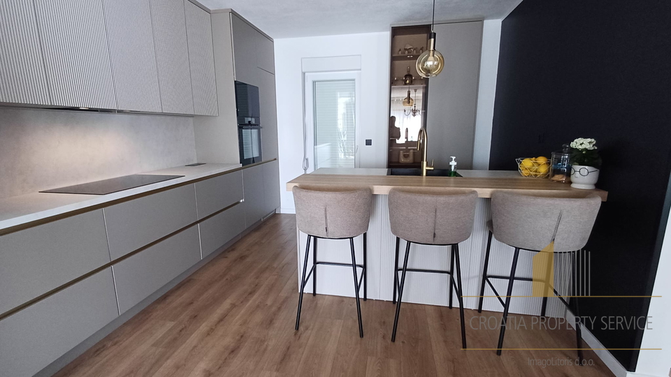 Luxuriöse moderne Villa in ruhiger Lage, nahe dem Meer und dem Flughafen – Kaštel Novi!