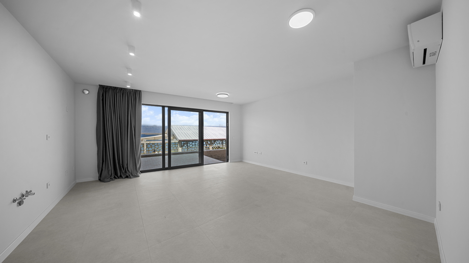 Luxury two-story apartment with garden&comma; first row to the beach &ndash; Privlaka&excl;