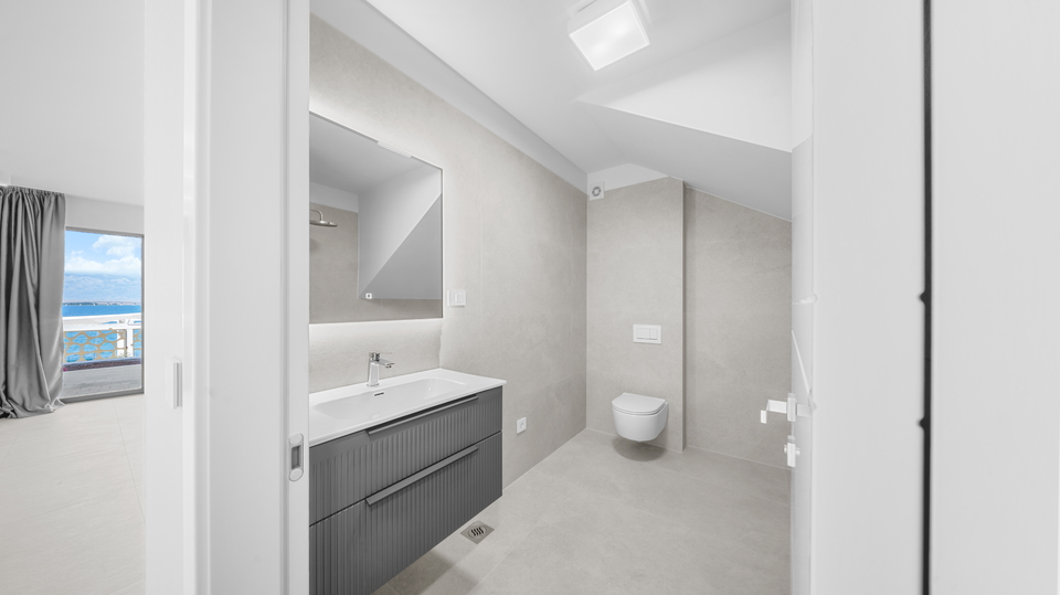 Luxury two-story apartment with garden&comma; first row to the beach &ndash; Privlaka&excl;