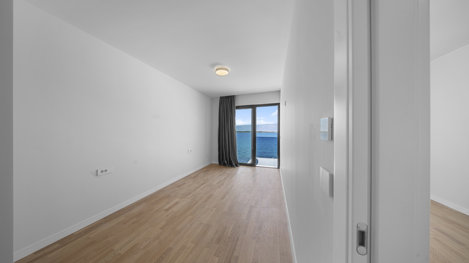 Luxury two-story apartment with garden&comma; first row to the beach &ndash; Privlaka&excl;