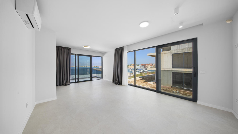 Luxuri&ouml;se Zweizimmerwohnung in erster Reihe zum Strand &ndash; Privlaka&excl;