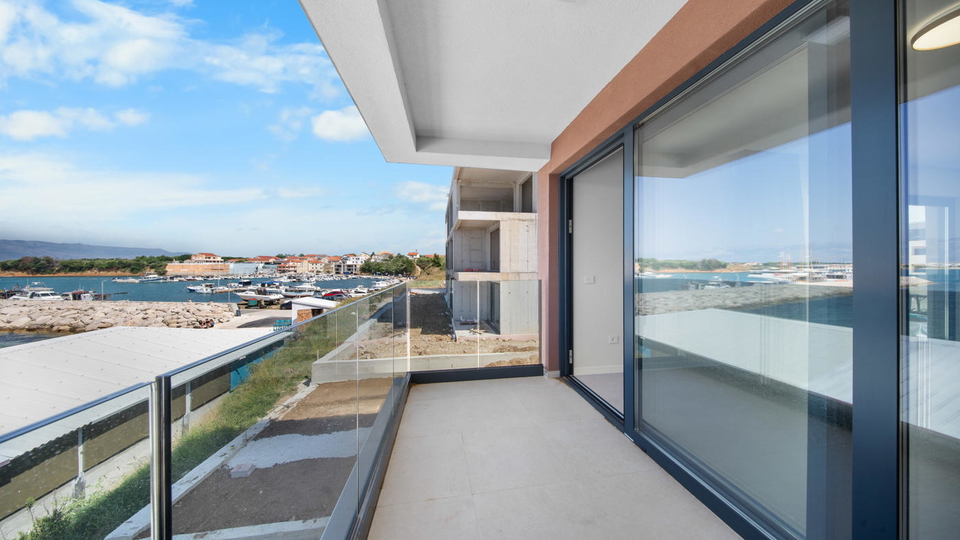 Luxuri&ouml;se Zweizimmerwohnung in erster Reihe zum Strand &ndash; Privlaka&excl;