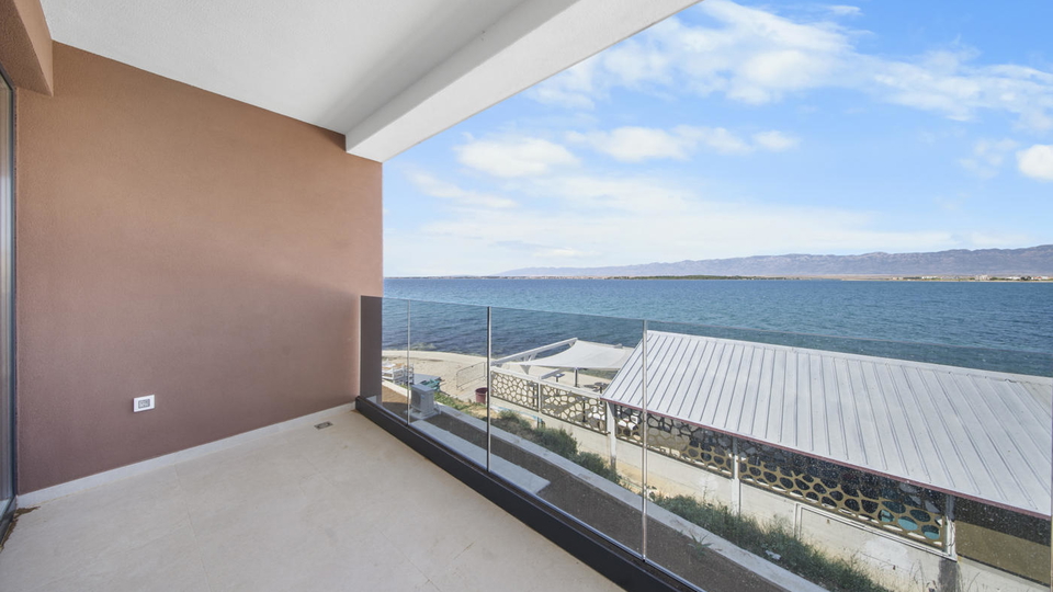 Luxuri&ouml;se Zweizimmerwohnung in erster Reihe zum Strand &ndash; Privlaka&excl;