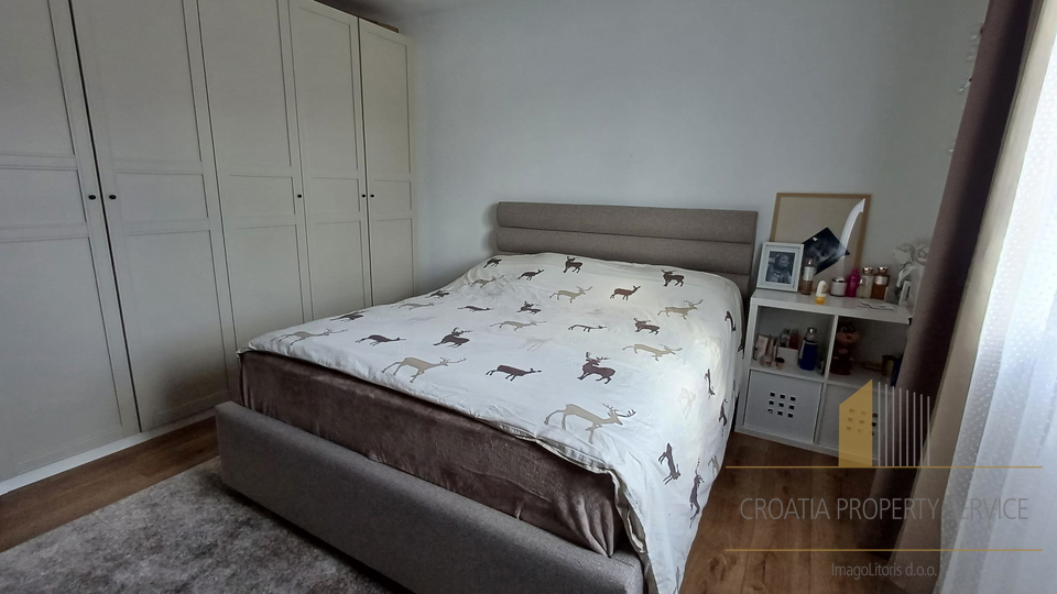 Luxuriöse moderne Villa in ruhiger Lage, nahe dem Meer und dem Flughafen – Kaštel Novi!
