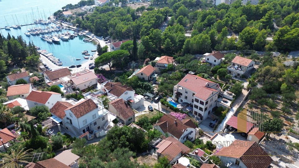 Appartamento di lusso con piscina privata in una splendida villa a 70 m dal mare – Milna, isola di Brač!