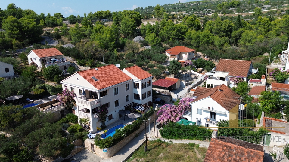 Luxuriöse Wohnung in mediterraner Villa 70 m vom Meer – Milna, Insel Brač