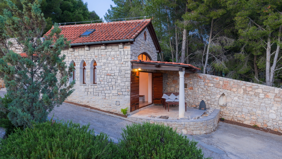 Luksuzna mediteranska vila v prvi vrsti ob morju na otoku Bra&ccaron;u&excl;