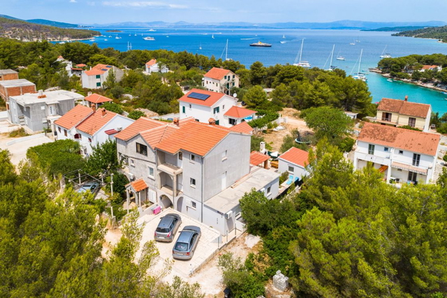 Hiša z visokim turističnim potencialom v mirni uvali, Milna – otok Brač!