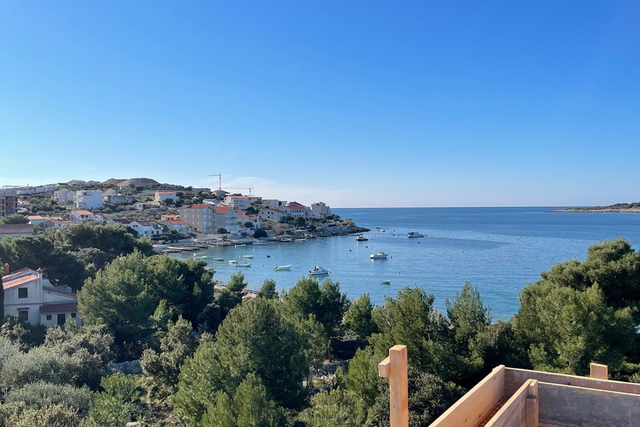 Luxury penthouse with rooftop terrace - second row by the sea, Sevid!