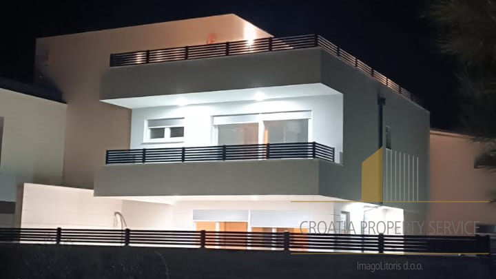 Moderna vila s ogrevanim bazenom le samo 400 m od morja na otoku Viru!