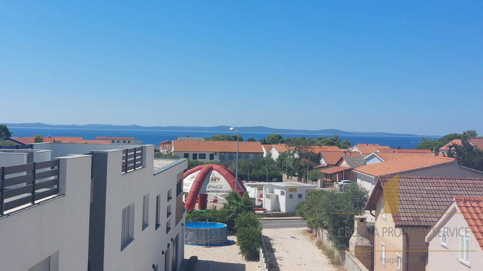 Moderna vila s ogrevanim bazenom le samo 400 m od morja na otoku Viru!