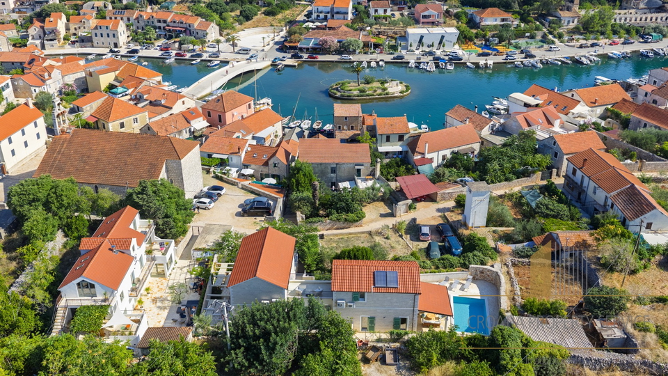 Hvar, Vrboska - nova vila s terasami, bazenom in parkirnim mestom 70 m od morja!
