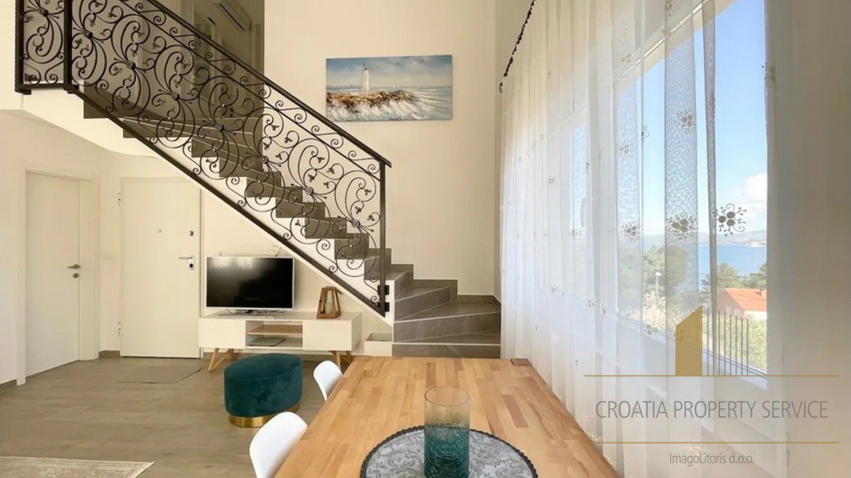 Beautiful three-room duplex apartment with a sea view – Šolta, Stomorska!