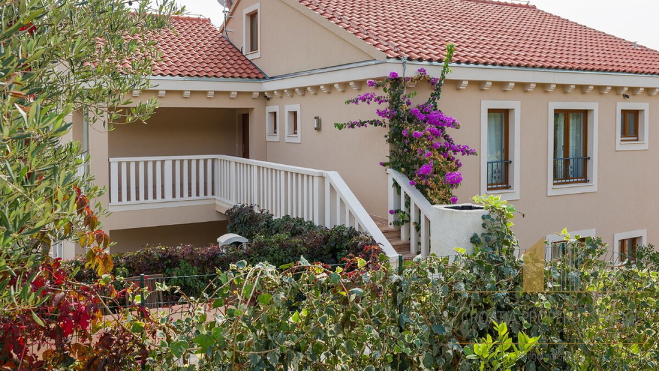 Luxuriöse Wohnung in mediterraner Villa 70 m vom Meer – Milna, Insel Brač