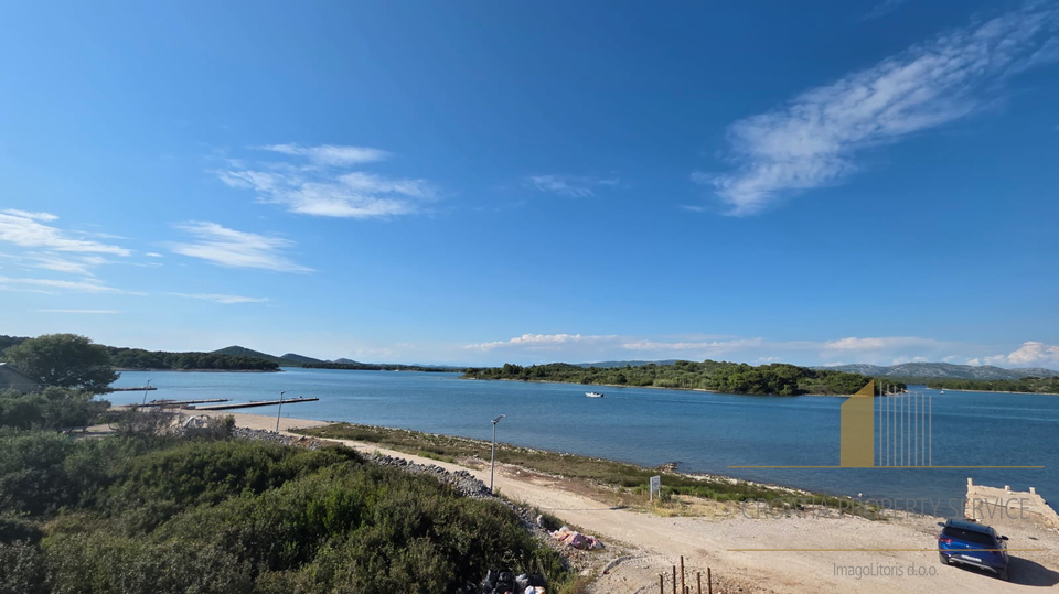 Neue moderne Villa mit Pool in erster Reihe am Meer auf der Insel Murter!