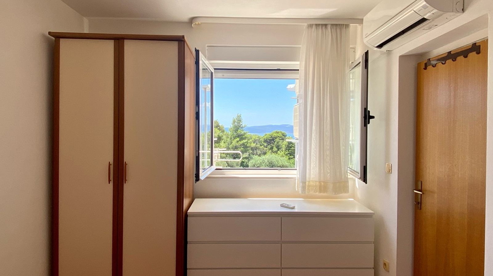 Elegant two-bedroom apartment with sea view in Ba&scaron;ka Voda