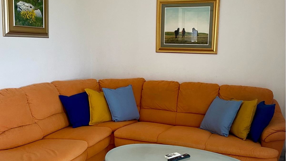 Elegant two-bedroom apartment with sea view in Ba&scaron;ka Voda