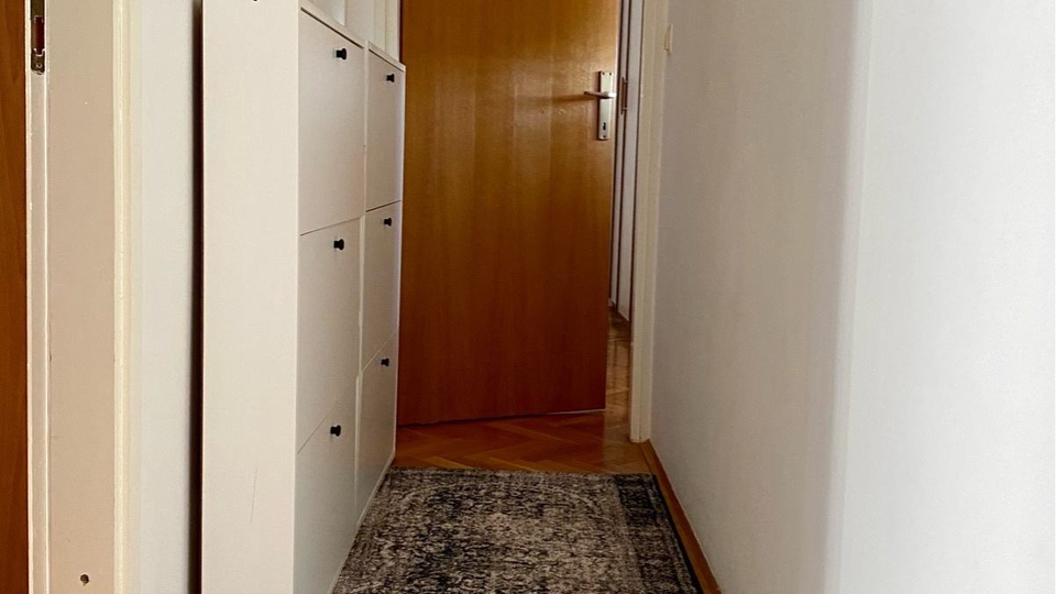 Elegant two-bedroom apartment with sea view in Ba&scaron;ka Voda