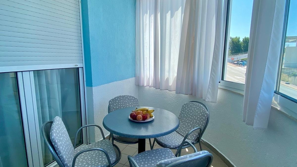 Elegant two-bedroom apartment with sea view in Ba&scaron;ka Voda