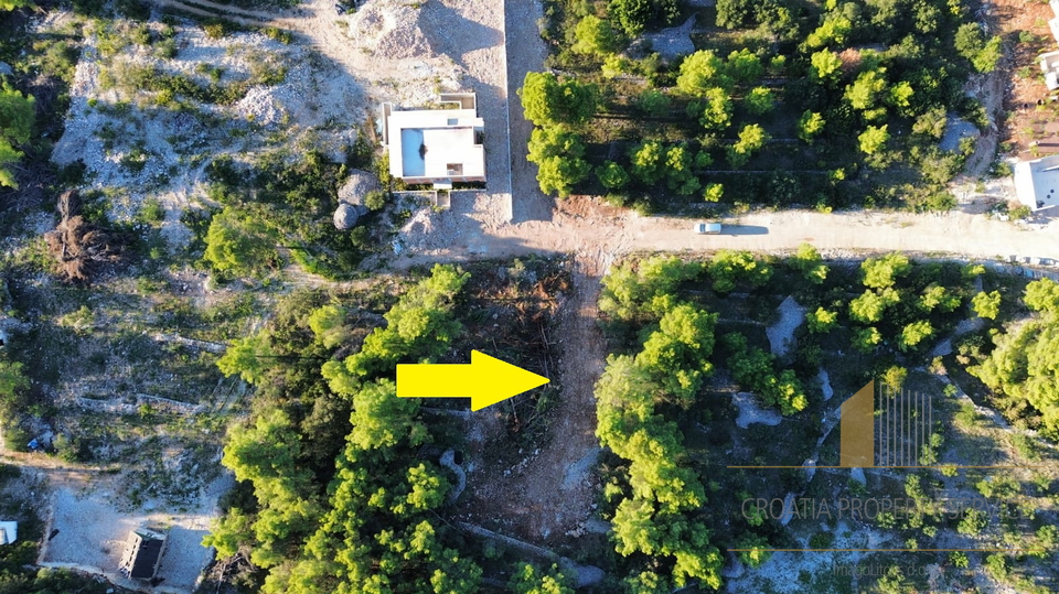 Gradbeno zemljišče 1.357 m2 na privlačni lokaciji – Sutivan, Brač!