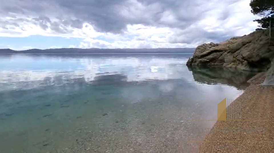 Luxury villa in an exclusive location, first row by the sea on the Omiš Riviera!