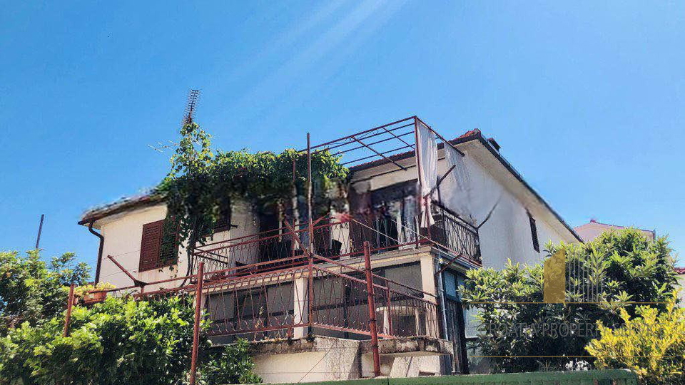 Casa da ristrutturare con grande potenziale, a 350 m dal mare - Supetar, isola di Brač!