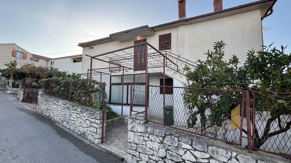 Casa da ristrutturare con grande potenziale, a 350 m dal mare - Supetar, isola di Brač!