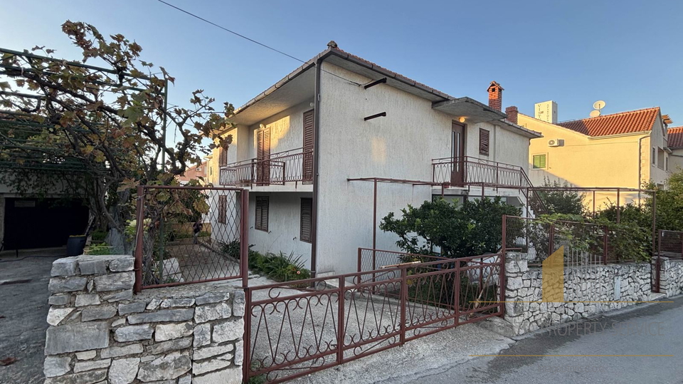 Casa da ristrutturare con grande potenziale, a 350 m dal mare - Supetar, isola di Brač!