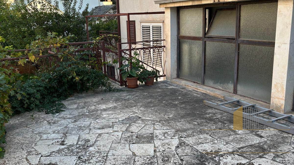 Casa da ristrutturare con grande potenziale, a 350 m dal mare - Supetar, isola di Brač!