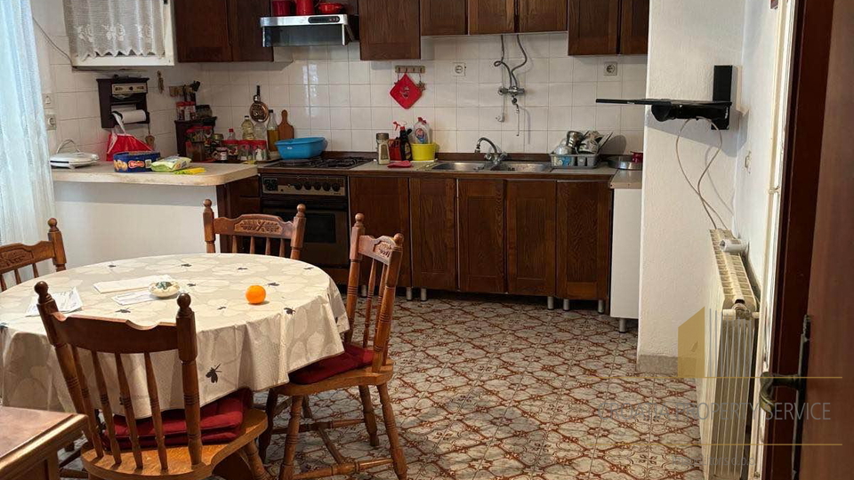 Casa da ristrutturare con grande potenziale, a 350 m dal mare - Supetar, isola di Brač!