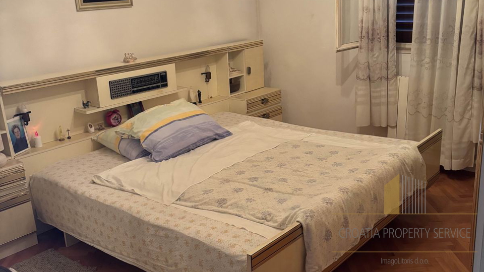 Casa da ristrutturare con grande potenziale, a 350 m dal mare - Supetar, isola di Brač!