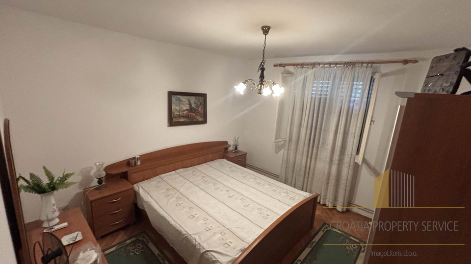 Casa da ristrutturare con grande potenziale, a 350 m dal mare - Supetar, isola di Brač!