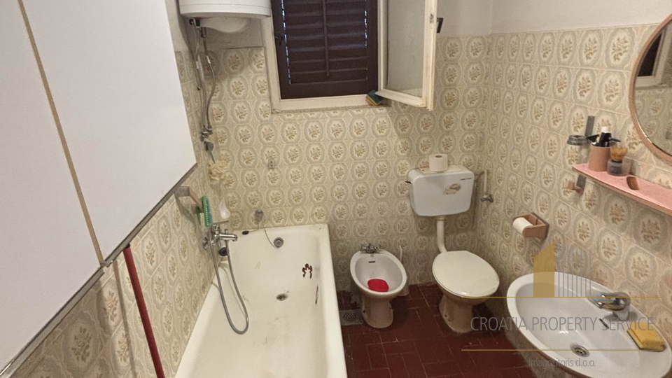 Casa da ristrutturare con grande potenziale, a 350 m dal mare - Supetar, isola di Brač!