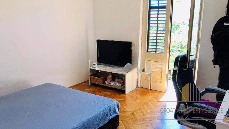 Casa da ristrutturare con grande potenziale, a 350 m dal mare - Supetar, isola di Brač!