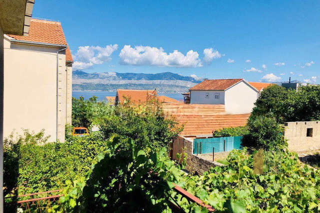 Casa da ristrutturare con grande potenziale, a 350 m dal mare - Supetar, isola di Brač!