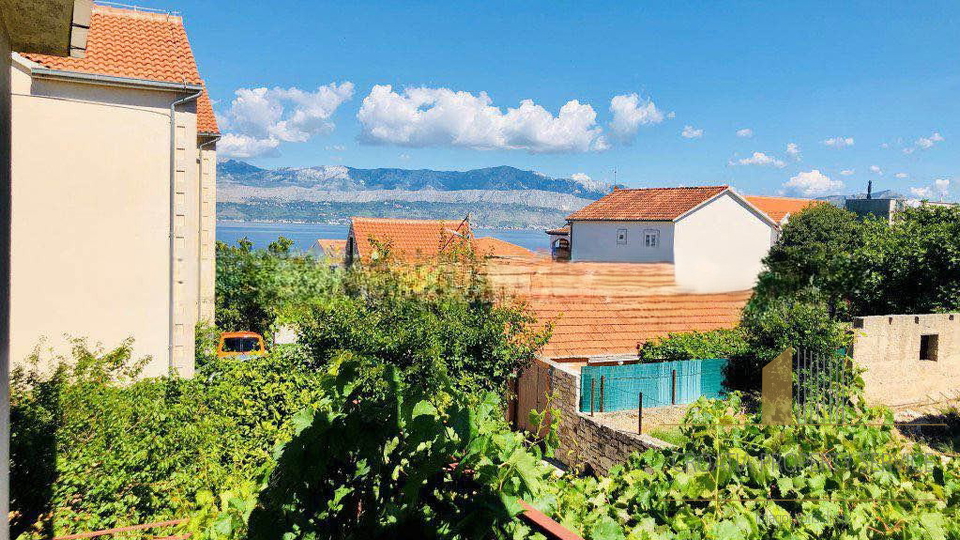 Casa da ristrutturare con grande potenziale, a 350 m dal mare - Supetar, isola di Brač!