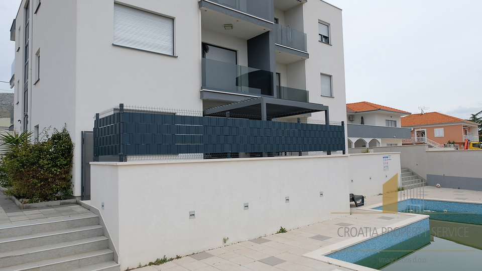 Modernly furnished apartment with a pool and terrace in an excellent location near Trogir!