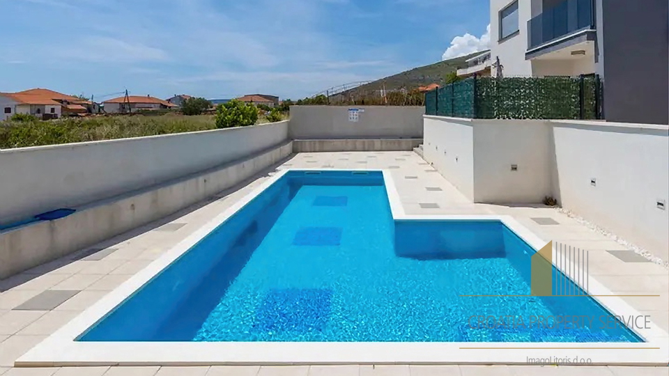 Modernly furnished apartment with a pool and terrace in an excellent location near Trogir!